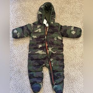 Baby Gap snowsuit - NWT - 6-12 months